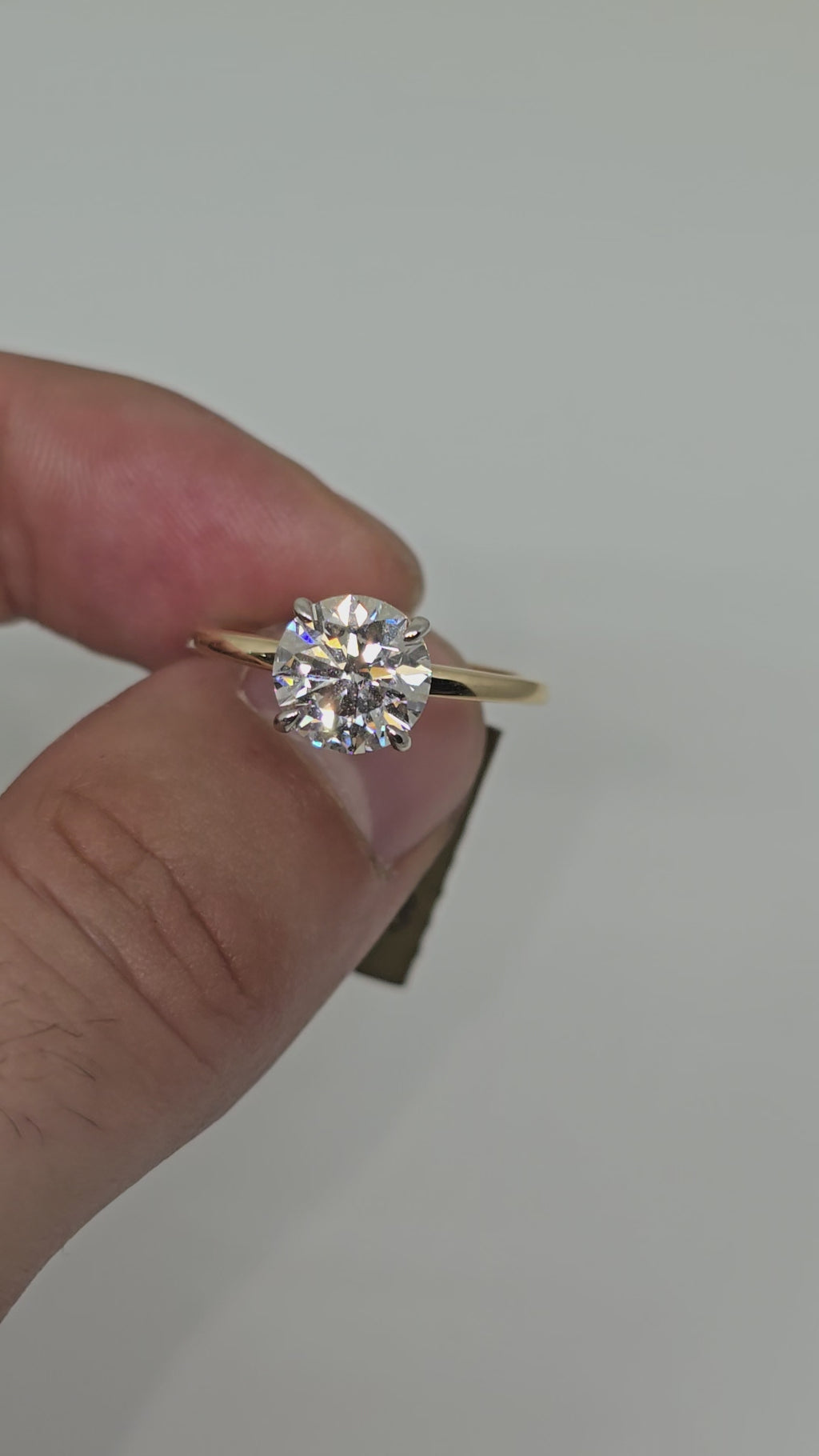 Gracieuse bague de fiançailles en or jaune 14K avec diamant de laboratoire de forme ronde 2.04 CT